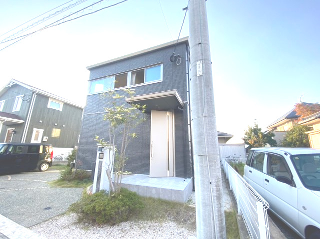 糟屋郡志免町王子三丁目戸建の外観|セキスイハイム施工、築4年の築浅物件！並列3台駐車可能です！
