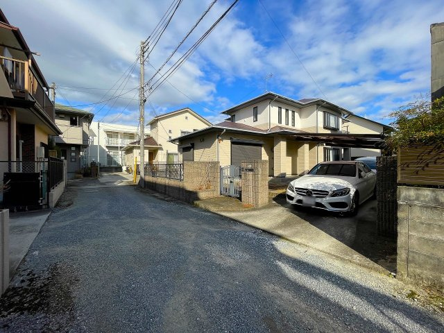 【前面道路含む現地写真】 | ○●小田原市酒匂1丁目 中古戸建●○ | 【前面道路】西側道路に面しており夕方まで太陽の陽射しが届きます。