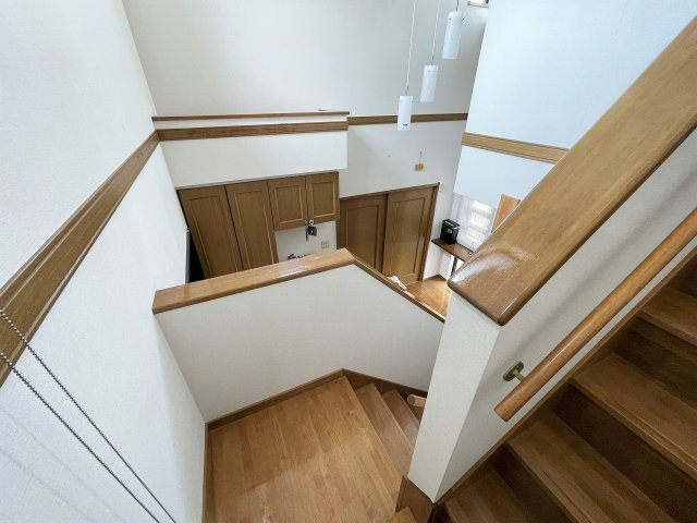 【内装】 | ○●小田原市酒匂1丁目 中古戸建●○ | 【階段】とても開放感のある玄関吹抜け