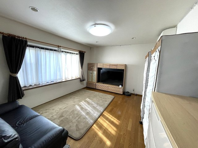 【居間・リビング】 | ○●小田原市酒匂1丁目 中古戸建●○ | 【リビング】御家族でゆったり過ごせる広々リビング。