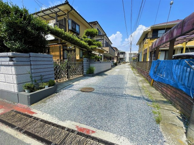 【前面道路含む現地写真】 | ○●小田原市酒匂1丁目 中古戸建●○ | 【前面道路】突き当り行き止まりの為、車通り少なく小さなお子様がいるご家族も安心です。