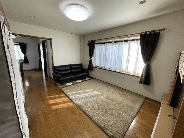 【居間・リビング】 | ○●小田原市酒匂1丁目 中古戸建●○ | 【リビング】南向きの大きな窓から柔らかな光が射し込む明るいリビング。