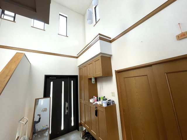 【玄関】 | ○●小田原市酒匂1丁目 中古戸建●○ | 【玄関】玄関上部吹抜けで開放感ある室内空間