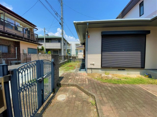 【庭】 | ○●小田原市酒匂1丁目 中古戸建●○ | 【エントランス】自転車やバイクなども無造作に置くことができる広々空間。