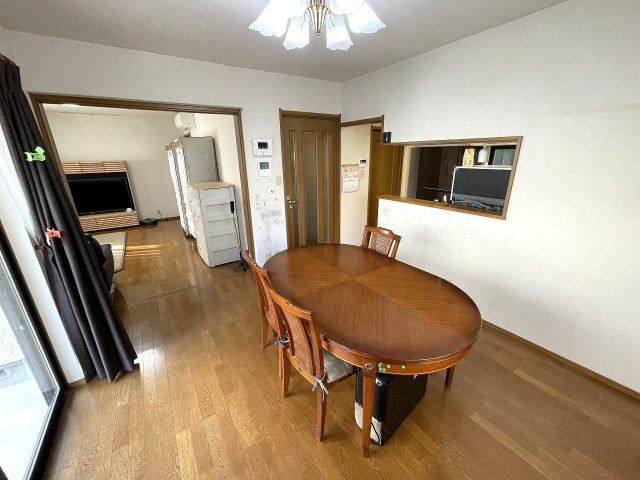 【居間・リビング】 | ○●小田原市酒匂1丁目 中古戸建●○ | 【ダイニング】大きな窓から柔らかな光が射し込むダイニング