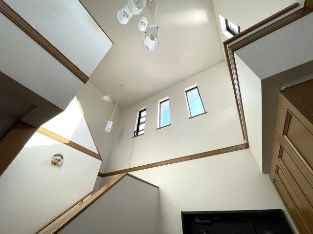 【内装】 | ○●小田原市酒匂1丁目 中古戸建●○ | 【玄関吹抜け】開放的でデザイン性の高い玄関吹抜け