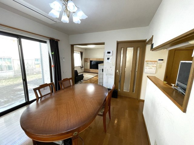 【居間・リビング】 | ○●小田原市酒匂1丁目 中古戸建●○ | 【ダイニング】リビング、キッチンが見渡せるダイニングスペース