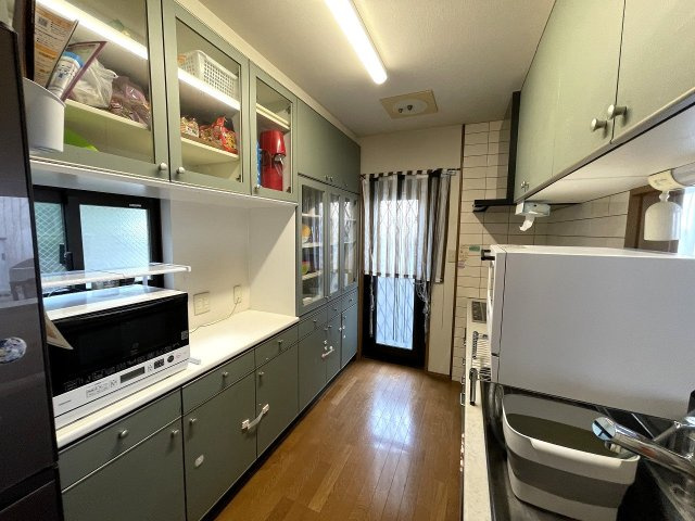 【キッチン】 | ○●小田原市酒匂1丁目 中古戸建●○ | 【キッチン】カップボード付きなので食器や食品の収納、家電置き場などに便利です！