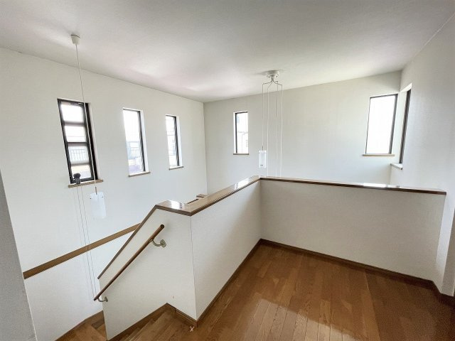 【内装】 | ○●小田原市酒匂1丁目 中古戸建●○ | 【2階ホール】2階にいても家族の帰りがわかる玄関吹抜け