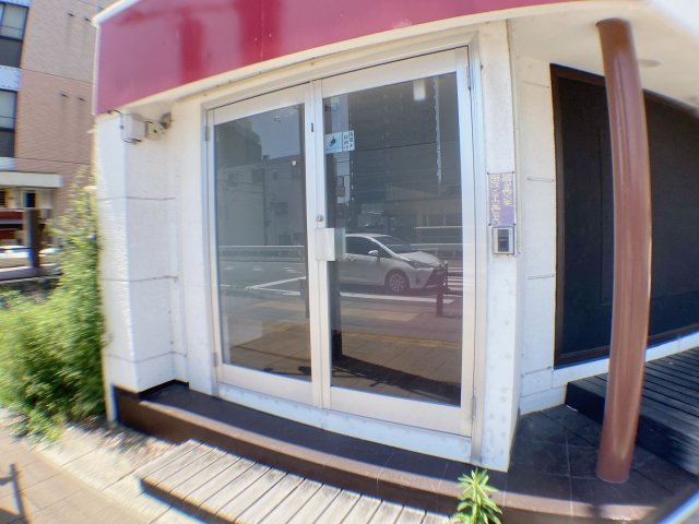 雁宿町店舗のエントランス