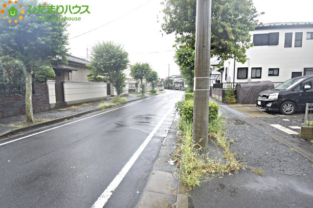 蓮田市西城2丁目　中古一戸建ての前面道路含む現地写真