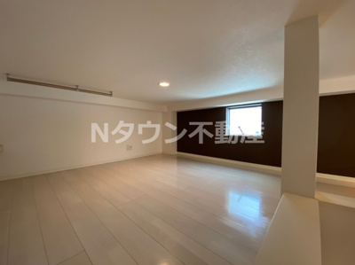 【寝室】 | アーバンリュクス | 広くて明るい寝室