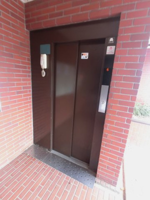 【その他共用部分】 | ハウス師岡 | お買い物時やベビーカーの出し入れに便利なエレベーター付です。