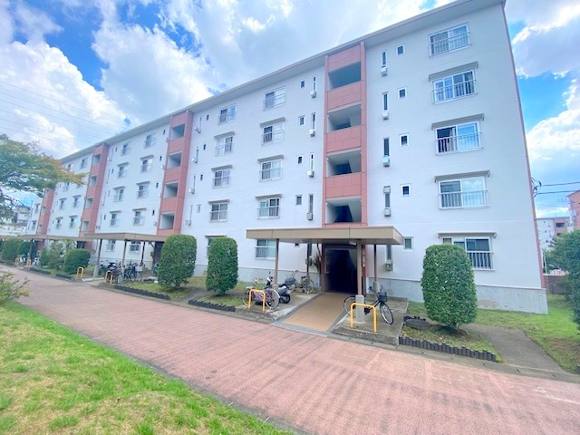【外観】 | 東高森台団地　3号棟 | 周辺には多くの緑と公園が点在し、お子様とのひと時・ウォーキングで愉しめる場所も多くございます。