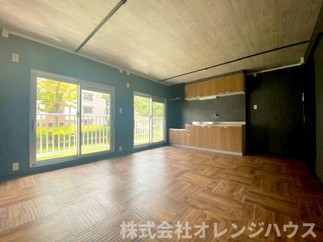 【居間・リビング】 | 東高森台団地　3号棟 | リビング部分に設けた収納は、掃除用具やあまり表に出しておきたくない物を収納するのに重宝します。