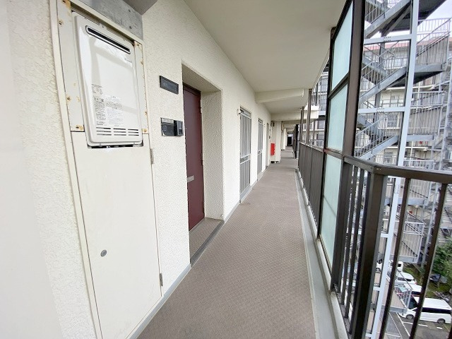 三郷スカイマンションのその他共用部分|玄関前外廊下の写真になります。