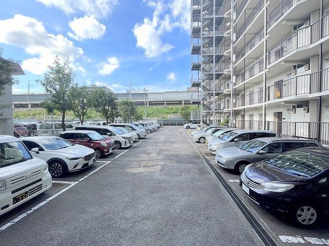 三郷スカイマンションの駐車場|駐車場の写真になります。