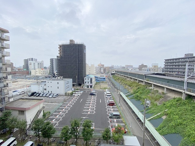 三郷スカイマンションの展望|玄関廊下からの眺望になります。