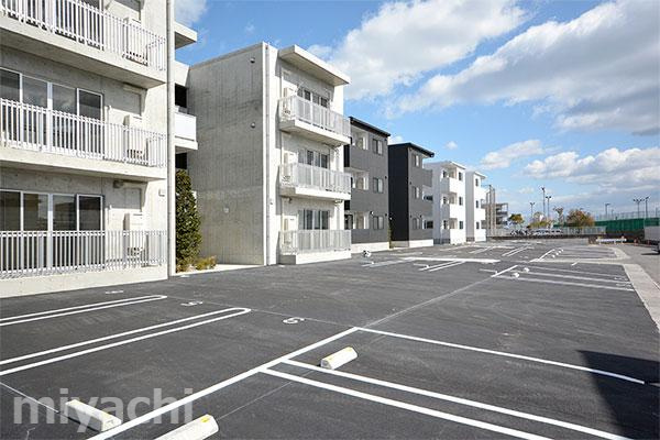 ピースリベルタ応神古川の駐車場