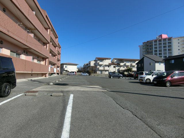 フジパレス新開の駐車場