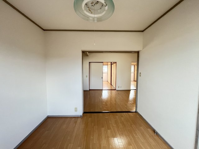 フジパレス新開の洋室