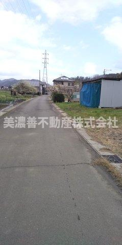 ５８４６８　本巣市長屋土地の前面道路含む現地写真