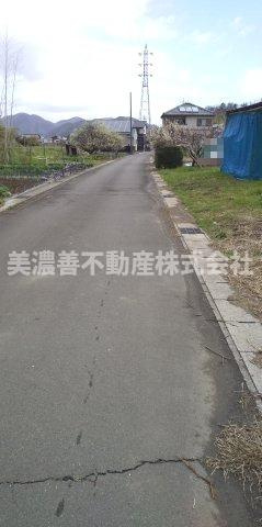 ５８４６８　本巣市長屋土地の前面道路含む現地写真