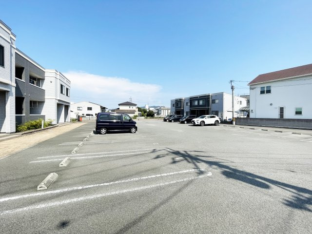 レークサイドⅠ番館の駐車場