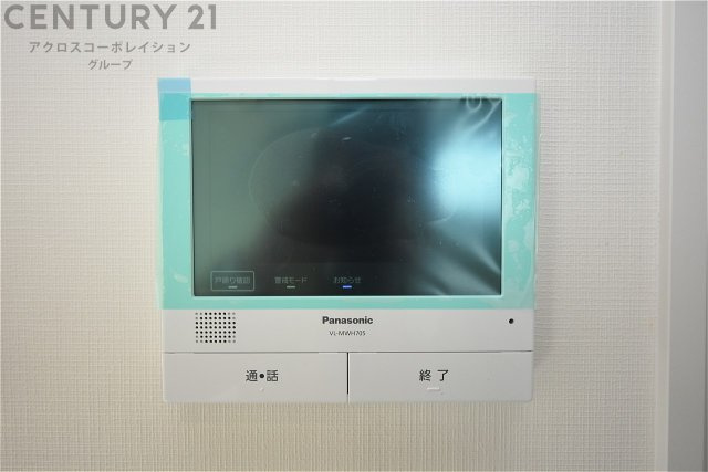 訪問者が来たときにテレビ画面で確認できるため、安心してドアを開けられます。録画機能があるものもあり、留守中に来訪者を記録しておくことができます。利便性が高く、セキュリティ面でも安心です