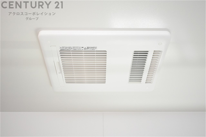 暖房機能があるため、冬場でも温かい浴室で入浴でき、乾燥機能があるため、水気を素早く取り除けます。また、換気機能があるため、湿気を素早く排出してカビや雑菌の発生を防ぐことができます。