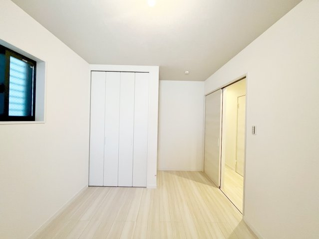 明るい色合いのフローリングとクロスを使用した洋室は家具やインテリアとも調和しやすく空間が広く感じられ開放感を生み出します。自然光を効果的に反射し、室内を明るく保つため、日中の照明使用を抑えられます。