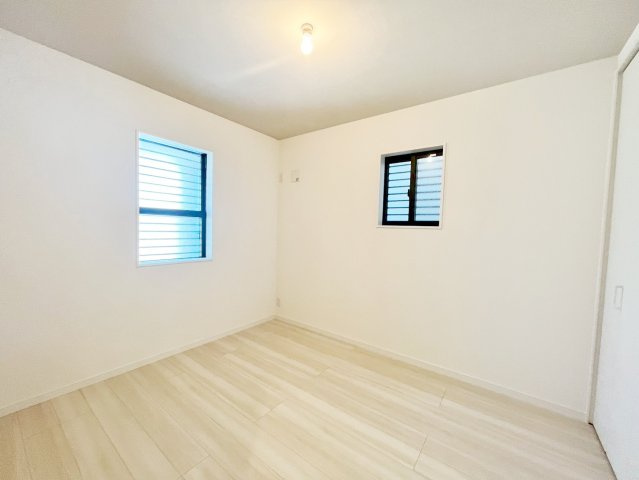 創造性や成長を促す遊びの空間を提供。学習や趣味に集中できる環境を整えます。個別のプライベートスペースは自己表現と自立心を育み、心地よい睡眠環境を整えリラックスできる場所を提供。