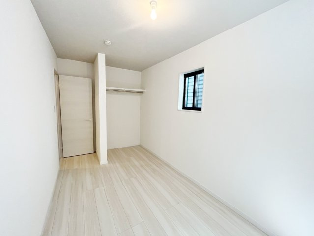 リラックスできるプライベート空間で、快適な睡眠をサポート。個人の好みに合わせたインテリアや寝具で心地良さを追求。プライベートな時間を過ごし、リフレッシュする場所におすすめです。