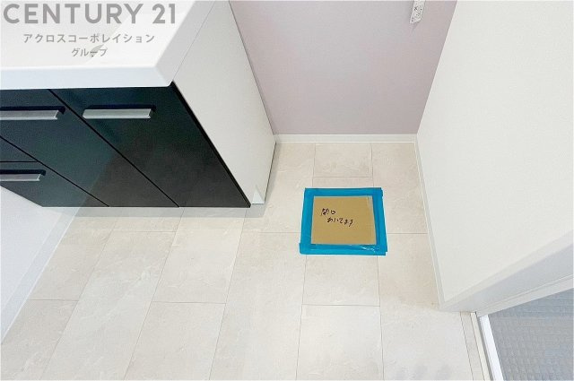 洗濯物の仕分け作業がしやすく、整理整頓が容易になります。洗濯音や湿気を他の部屋に持ち込まず、生活環境を快適に保ちます。上部を活用すれば収納スペースを確保でき洗剤や洗濯用品の整理もしやすくなります。