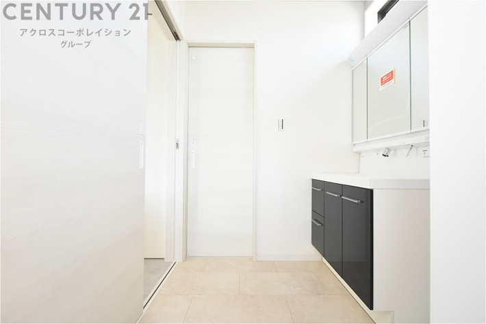 衣服の収納や脱ぎ着や整理整頓がしやすく、湿った衣類を乾燥させるスペースがありカビや臭いの発生を防ぎます。床の汚れを他の部屋に持ち込まず清潔を保つことができます。また快適な入浴環境の整備にも役立ちます。