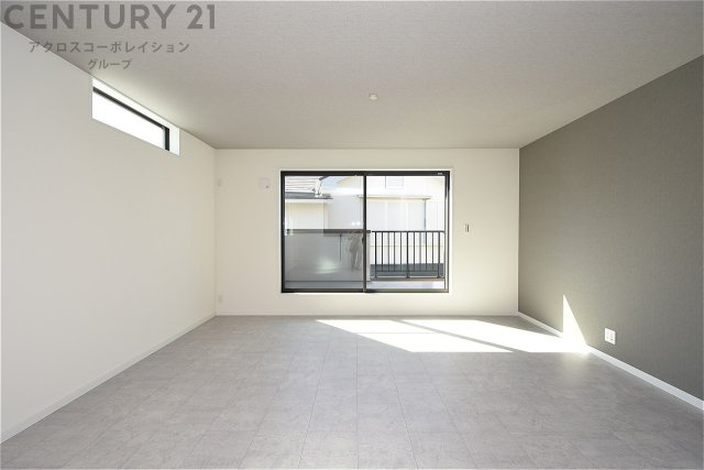 キッチン前のダイニングスペース　カウンターキッチンから料理の受け渡し等に便利です。ダイニングセットを置いても十分な広さを確保。