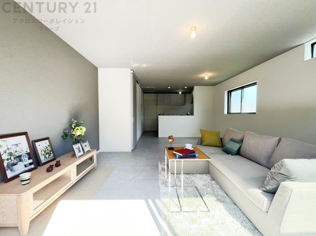 リビングダイニングは家族や友人とのコミュニケーションを楽しむ場所でくつろぎながら食事や会話を楽しめ、多目的に利用できリラックスできる空間です。家庭内の中心として機能し、快適な生活をサポートします。