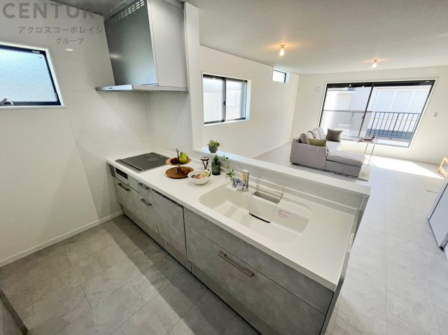 キッチン前のダイニングスペース　カウンターキッチンから料理の受け渡し等に便利です。ダイニングセットを置いても十分な広さを確保。