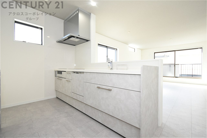 キッチン前のダイニングスペース　カウンターキッチンから料理の受け渡し等に便利です。ダイニングセットを置いても十分な広さを確保。