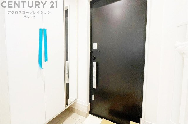 大きな玄関収納付きの玄関です　家族皆様の履物をしっかり収納できます　姿見付きでお出かけ前の身だしなみチェックに便利です