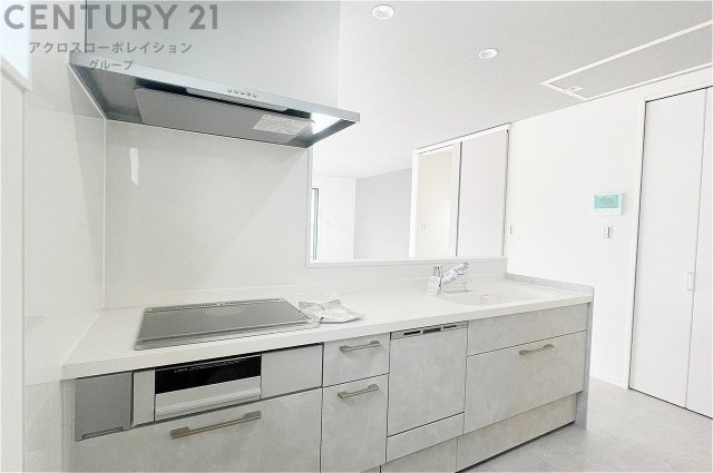 シンプルなデザインと使いやすさを兼ね備えた対面式システムキッチンは、効率的な作業スペースを提供し、家族やゲストとのコミュニケーションを促進します。