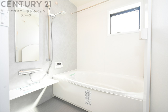 ユニットバスは省スペースでありながら、シンプルな設計と使いやすさを備え、簡便なメンテナンスが可能です。窓付きで換気にも便利です。またミラー・小物置き場もあり便利です。