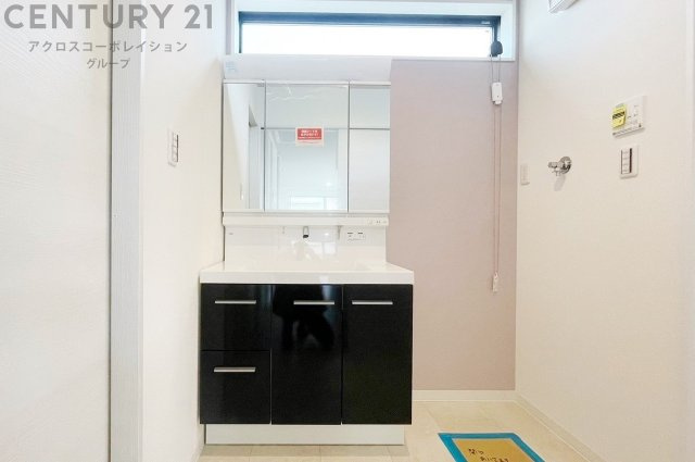 化粧品や洗顔料、歯ブラシなどの必需品をまとめて置ける収納スペースがあり、使用するたびに取り出す手間が省けます。また、水回りのため、濡れても大丈夫な素材が使用されており、お手入れが簡単です。