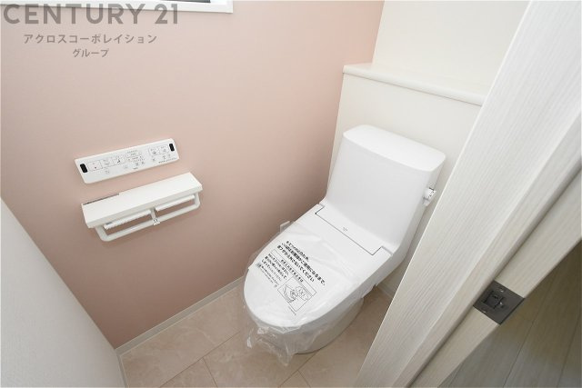 温水洗浄便座付トイレは温水洗浄機能により、暖かい水でおしりを洗浄することができ、冷たい水を使う従来の便座に比べ、温水洗浄機能で暖かいトイレを提供し、快適な使用を可能にします。