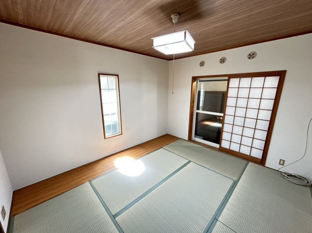 桜井市芝戸建の内装|開放的な寝室です
