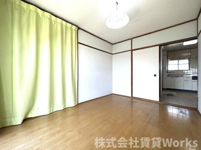 第2国行マンションの居間・リビング|こちらのリビングで趣味の時間をお楽しみください