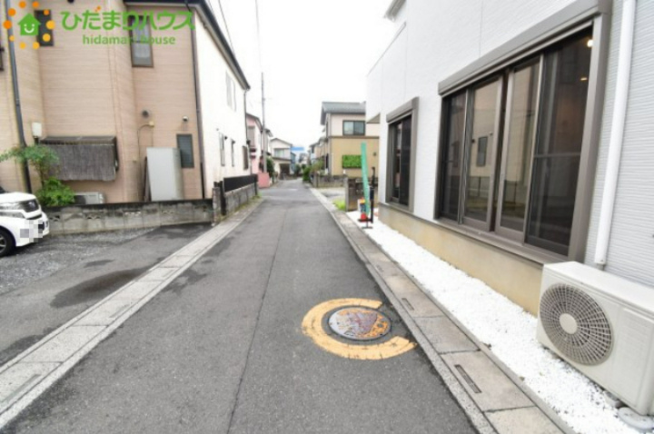 上尾市平塚　中古一戸建ての前面道路含む現地写真