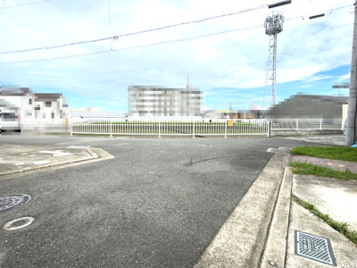 【前面道路含む現地写真】 | 貝塚市小瀬1丁目戸建住宅 | 前面道路広々で駐車時も安心です。