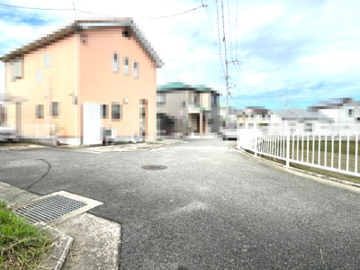 【前面道路含む現地写真】 | 貝塚市小瀬1丁目戸建住宅 | 住居正面に建物なく日当たり・通風良好、解放感のある立地です。