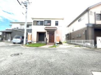 【外観】 | 木目調の玄関扉がアクセント、落ち着いた外観の住宅です。